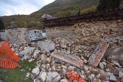 Castelsantangelo-cimitero-e-frana-terremoto-3.11.2016-De-Marco-5-1-400x267
