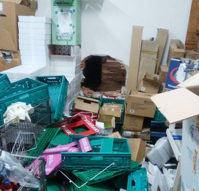Il buco alla parete per entrare nel supermercato