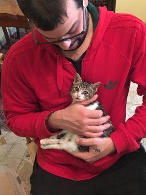 Luca il giovane maceratese che ha adottato la gattina gettata con la spazzatura