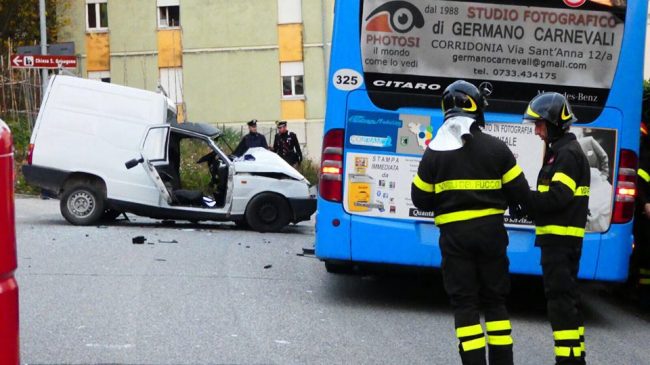 L'incidente tra il Fiorino e il bus