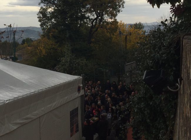 Decine di persone sono rimaste fuori dal tendone della Protezione civile che ha ospitato i funerali della ragazza