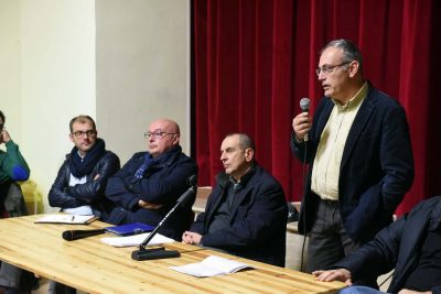 Il dirigente Stefano Stefoni spiega l'intervento al campanile