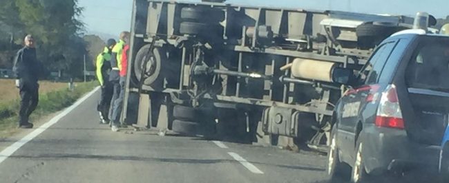 Il camion si è ribaltato