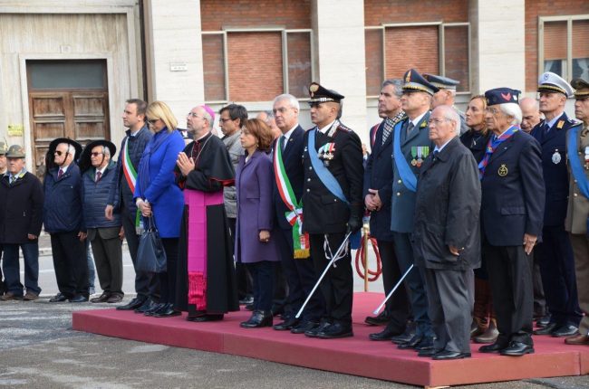 Le celebrazioni al Monumento dei caduti