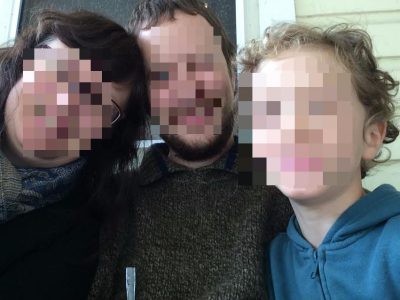 Nella foto Eva con il marito Thomas e il loro bambino