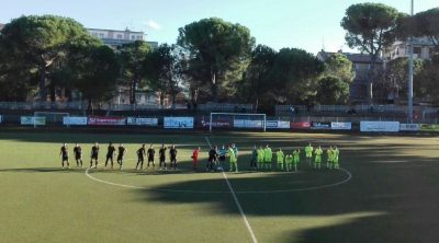 Le due squadre al centro del campo