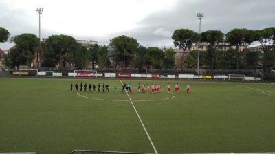 Le due squadre al centro del campo