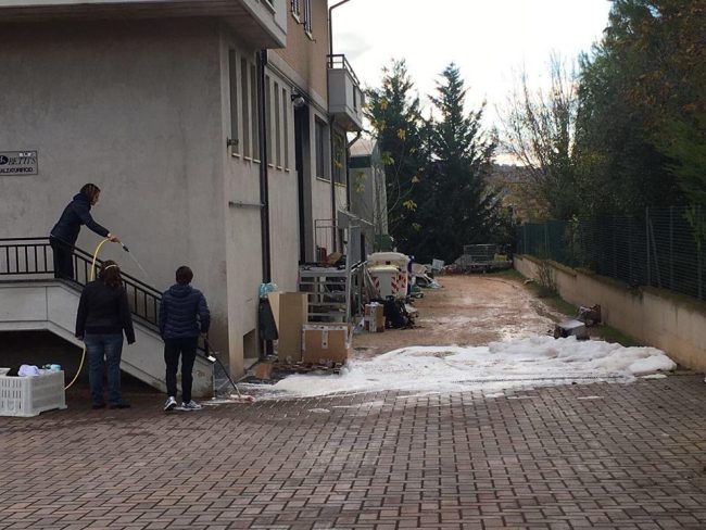 L'esterno del calzaturificio, dopo l'incendio della notte (Foto Federico De Marco)