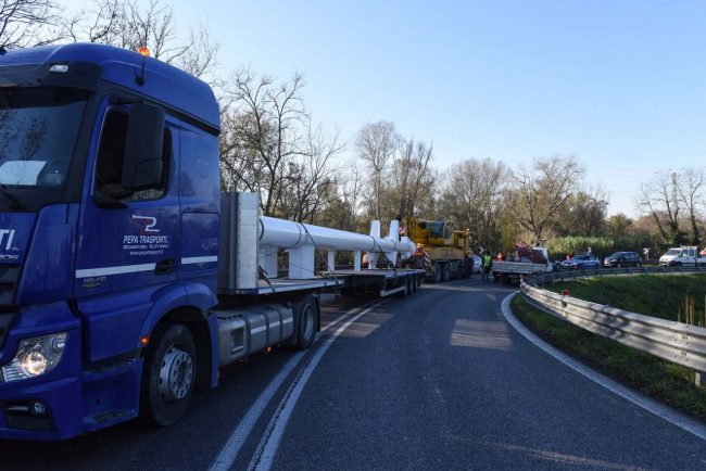 incidente-camion-rampa-superstrada-zona-commerciale-civitanova-fdm-3