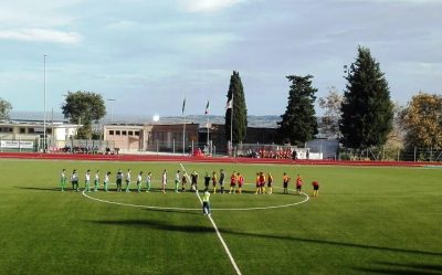 Le due squadre al centro del campo