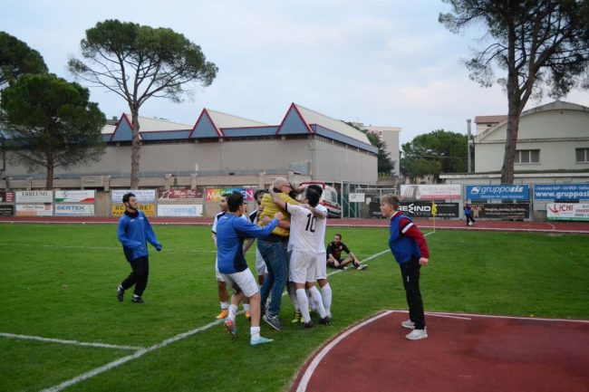 L'esultanza del Tolentino dopo il gol vittoria siglato da Adami