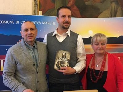 Il sindaco Tommaso Corvatta insieme allo scrittore Giovanni Melappioni e all'assessore Cristiana Cecchetti