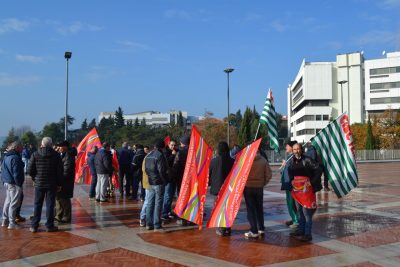 Lavoratori Teuco in presidio davanti alla Regione