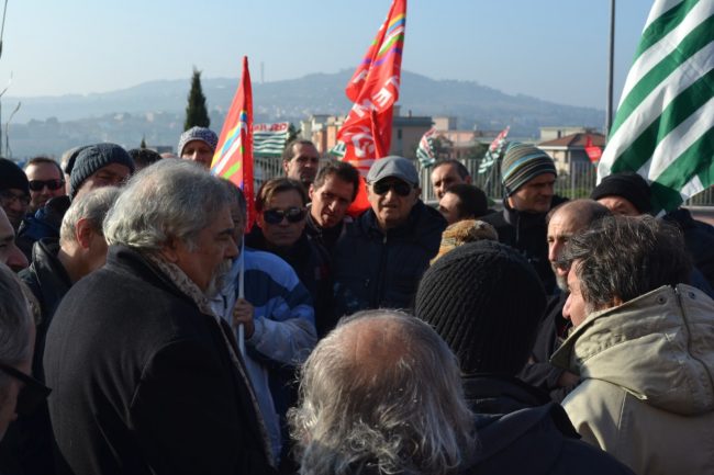 Lavoratori Teuco in presidio davanti alla Regione
