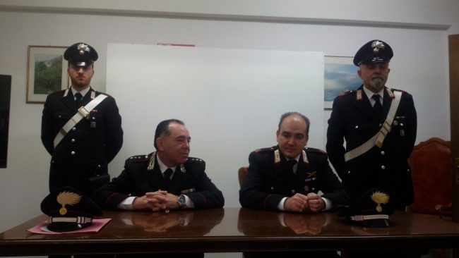 Il capitano Raffaele Conforti, vertice della Compagnia Cc di Osimo (a sin.) ed il maresciallo Marcello Iarba, comandante della Stazione Cc di Osimo (a destra) durante la conferenza stampa
