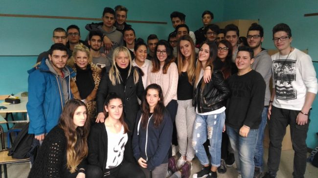 Il sindaco Rosa Piermattei con i ragazzi dell'istituto Divini