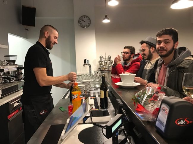 Il titolare Marco Michelini dietro il bancone