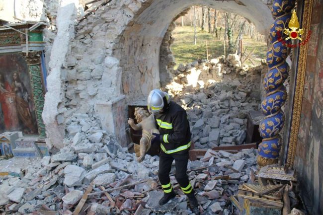 Il "bambinello" recuperato in una chiesa di Visso