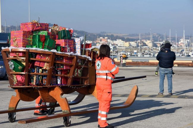 babbo-natale-viene-del-mare-porto-civitanova-FDM-1-650x434