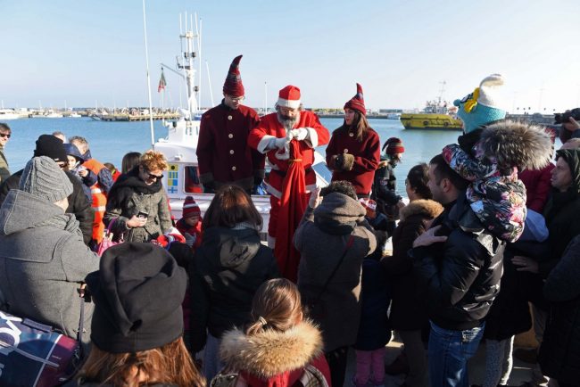 babbo-natale-viene-del-mare-porto-civitanova-FDM-5-650x434