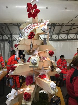 L'albero di Nqatale fatto con le travi usate per i puntelli
