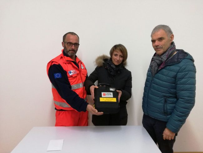 Stefano e Maria consegnano il defibrillatore