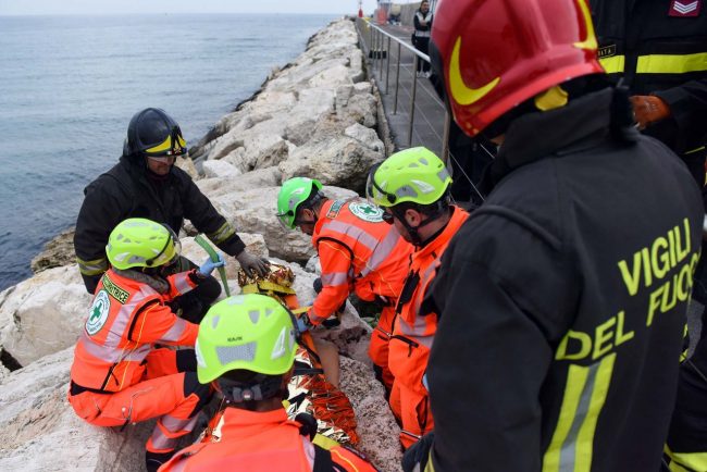 esercitazione-guardia-costiera-vdf-croce-verde-118-porto-civitanova-7