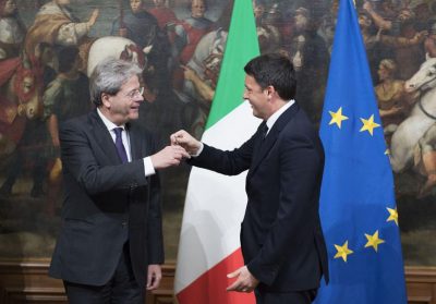 Il rito del passaggio della campanella tra Renzi e Gentiloni