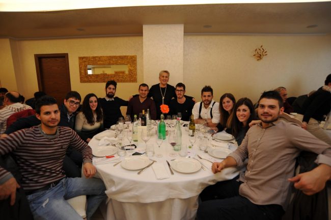 La presidente dell'Avis Cingoli, Floriana Crescimbeni, insieme ai giovani donatori