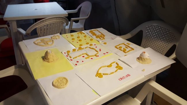 I lavori fatti dai bambini con la pasta