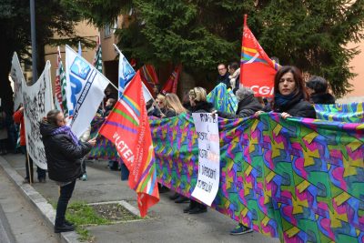 manifestazione-tombolini-inps-e-tribunale-11-400x267