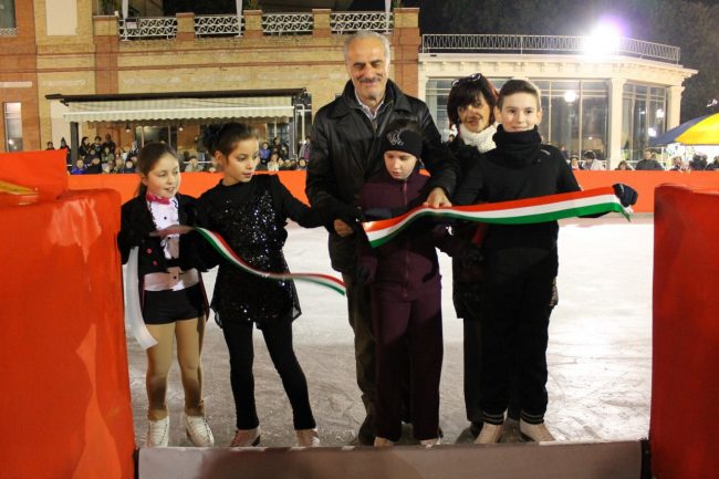 L'assessore Giulio Silenzi inaugura la pista di pattinaggio