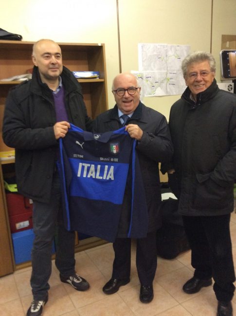 Da sinistra: il sindaco di Visso Giuliano Pazzaglini, il presidente Figc Carlo Tavecchio, l'imprenditore Adolfo Guzzini