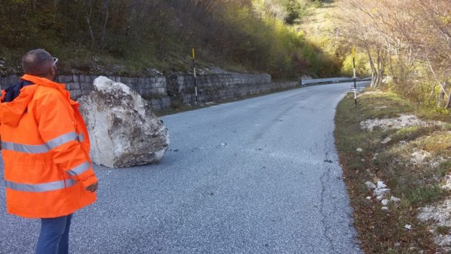 Un masso sulla strada