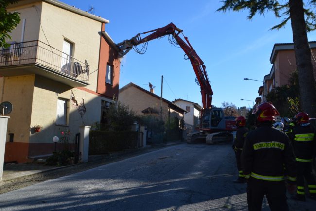terremoto_abbattimento_tolentino-2-650x435