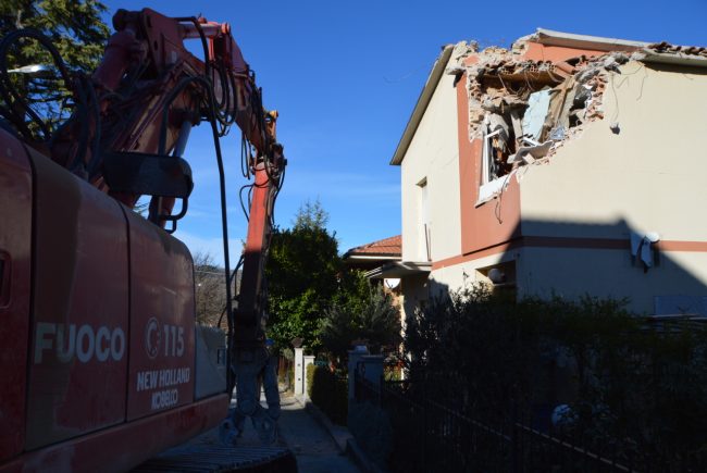 terremoto_abbattimento_tolentino-3-650x435