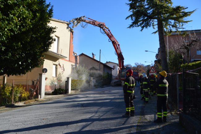 terremoto_abbattimento_tolentino-5-650x435