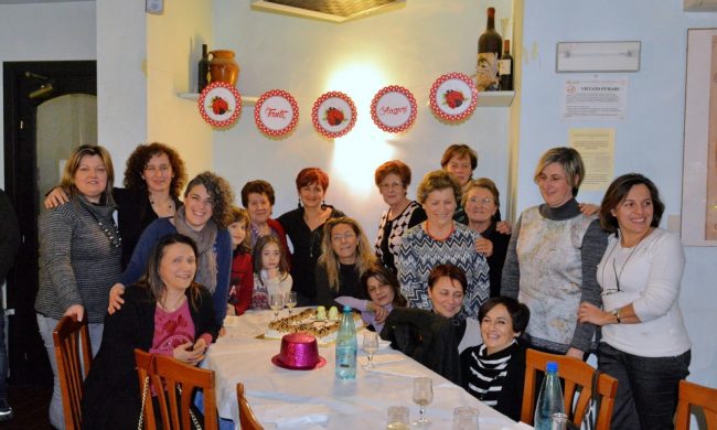 3-Norina-con-le-amiche-della-cucina-650x390