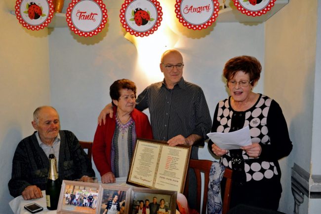 7-La-lettura-del-riconoscimento-scritto-dalla-maestra-Andreina-650x434