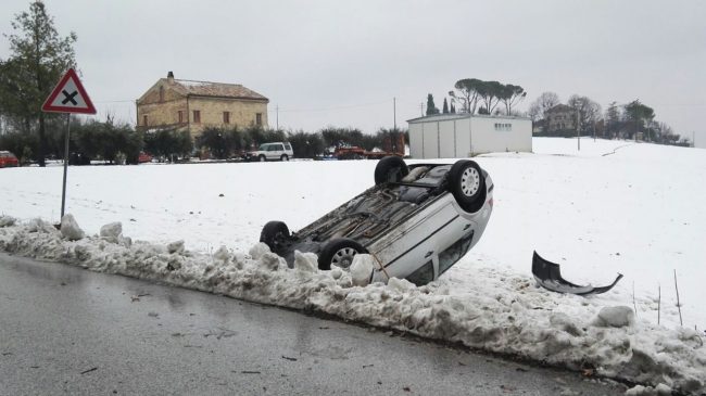 auto_ribaltata_petriolo_foto_lb-2-650x365