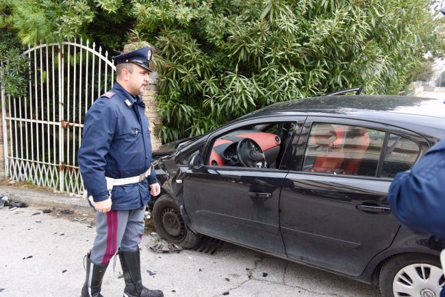 incidente-auto-contro-colonna-civitanova-foto-federico-de-marco-1-650x434