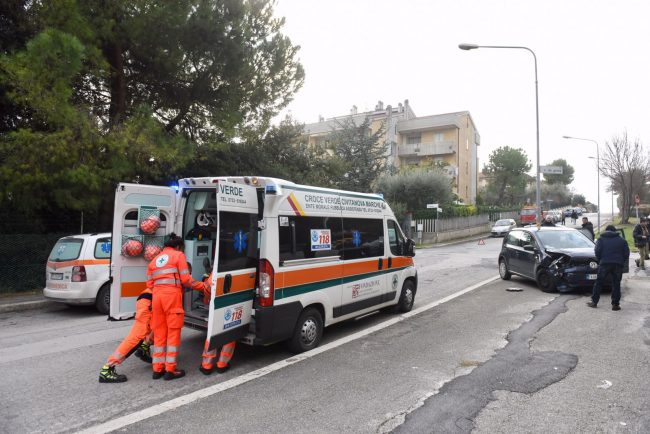 incidente-auto-contro-colonna-civitanova-foto-federico-de-marco-2-650x434