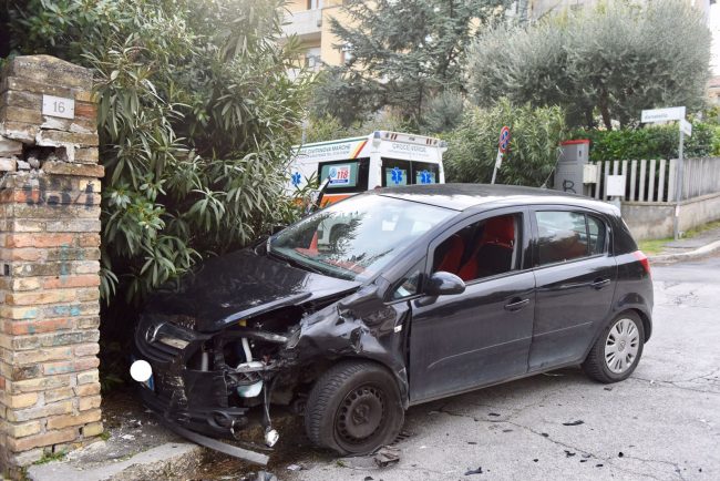 incidente-auto-contro-colonna-civitanova-foto-federico-de-marco-3-650x434