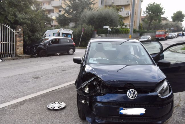 incidente-auto-contro-colonna-civitanova-foto-federico-de-marco-4-650x434