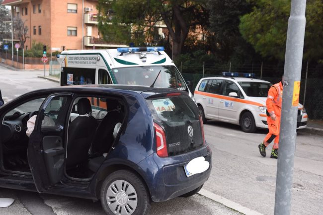 incidente-auto-contro-colonna-civitanova-foto-federico-de-marco-5-650x433