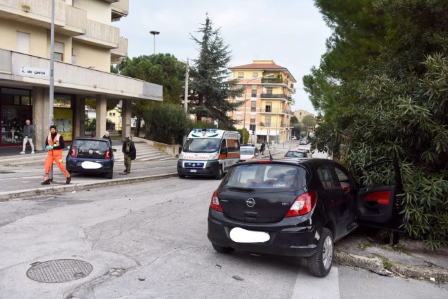 incidente-auto-contro-colonna-civitanova-foto-federico-de-marco-6-650x434