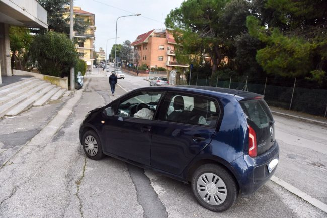 incidente-auto-contro-colonna-civitanova-foto-federico-de-marco-7-650x434