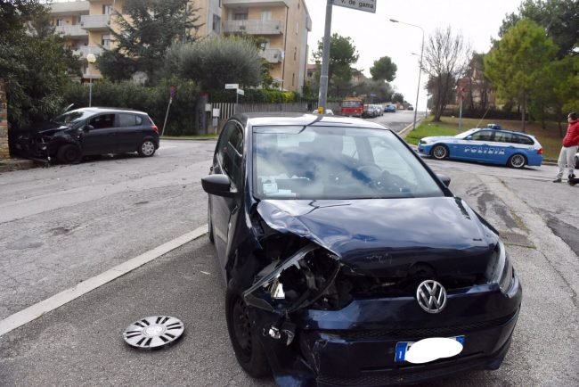 incidente-auto-contro-colonna-civitanova-foto-federico-de-marco-8-650x434