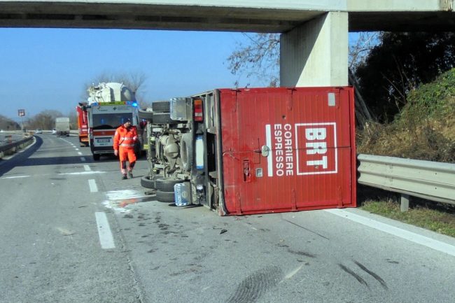 incidente-morrovalle-piediripa-superstrada-camion-rovesciarto-1-650x433