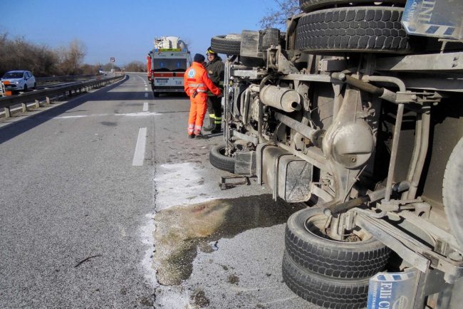 incidente-morrovalle-piediripa-superstrada-camion-rovesciarto-2-650x434